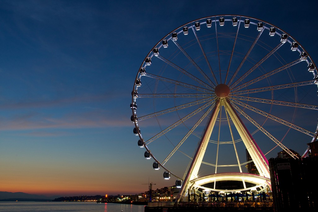 The Seattle Great Wheel at dusk.